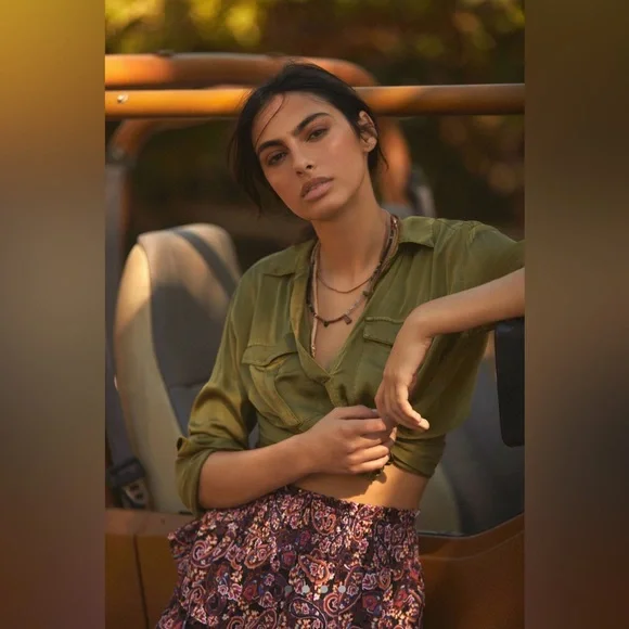 NWT Antropologie Sleek V-neck Blouse Olive Green M - Picture 5 of 5